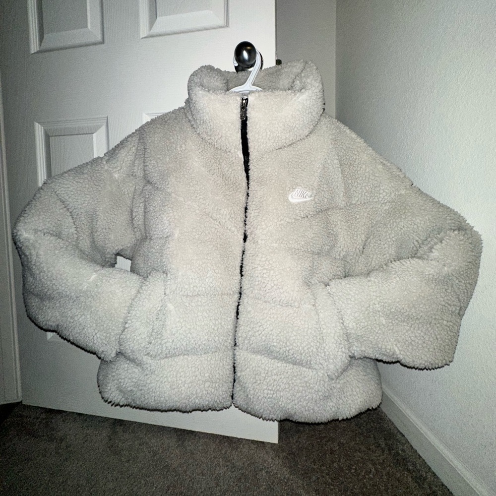 US L Light Grey Nike Therma Fit puffer